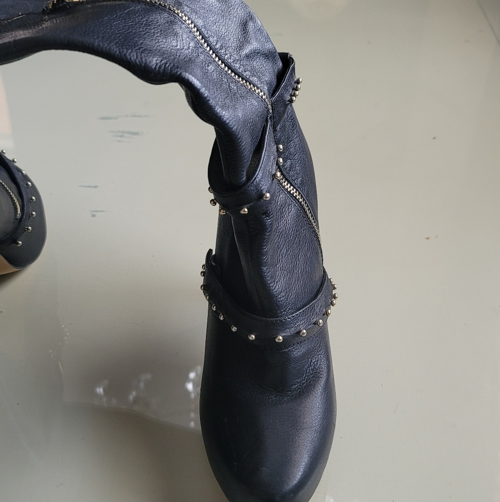 Boots - Picture 3 of 6